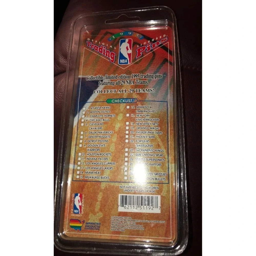 1995 NBA LICENSED‎ DETROIT PISTONS TRADING PIN NEW SEALED
